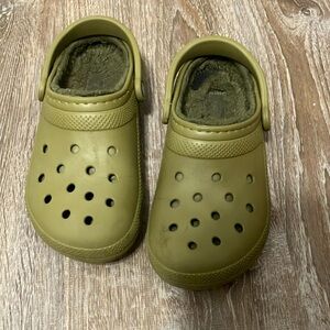 Green crocs they are in good condition, but they don’t fit me no more